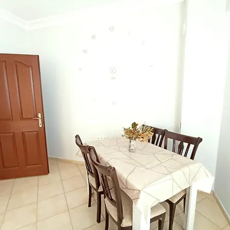 아파트 Fethiye Merkezde Ferah Ve Balkonlu 2+1 Daire 페티예